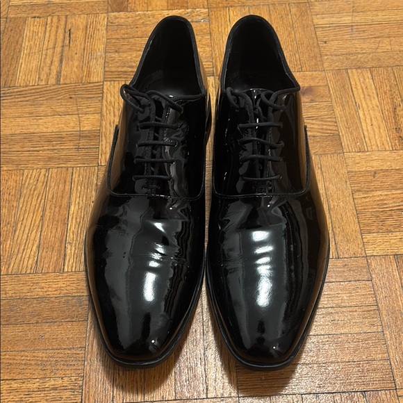 Glossy Black Oxford Dress Shoes with Smooth Leather and Closed Lacing